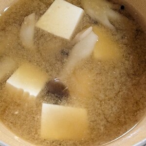 しめじと木綿豆腐の味噌汁